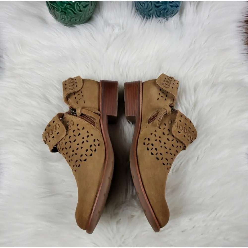 Sofft leather lazer cut booties 8.5